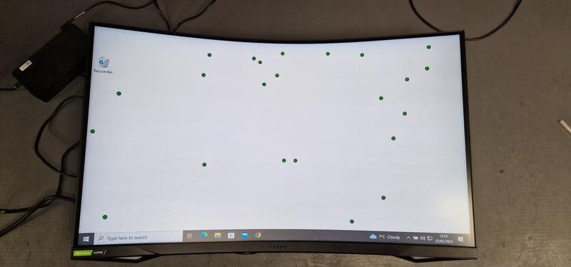 Samsung 32'' Curved Gaming Monitor G7 LC32G75TQSRXXU (Has tiny dust specs on screen) (Refurbished B-Grade)